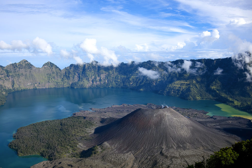 Things to do in lombok Indonesia, hike Mount Rinjani